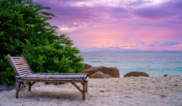 Обои на рабочий стол: bamboo, beach, blue, pink, sand, sea, summer, sunset, tropical, wave, бамбук, волны, закат, лето, море, песок, пляж, розовый, шезлонг