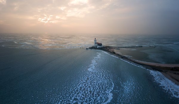 Обои на рабочий стол: Lighthouse Paard van Marken, Marken, Markermeer Lake, The Netherlands, Маркен, маяк, Маяк Паард ван Маркен, нидерланды, озеро, Озеро Маркермер