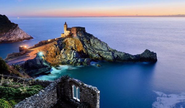 Обои на рабочий стол: Cinque Terre, вечер, закат, италия, Лигурия, море, освещение, пейзаж, природа, скала, церковь, Чинкве-Терре