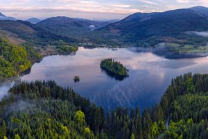 Обои на рабочий стол: Grampian Mountains, Loch Ard, Loch Lomond and The Trossachs National Park, scotland, горы, Грампианские горы, лес, Национальный парк Лох-Ломонд и Троссахс, озеро, Озеро Ард, панорама, шотландия