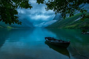 Обои на рабочий стол: boat, calm, clouds, evening, forest, horizon, lake, landscape, mountains, nature, plants, twilight, valley, вечер, горизонт, горы, долина, лес, лодка, облака, озеро, пейзаж, природа, растения, сумерки, штиль