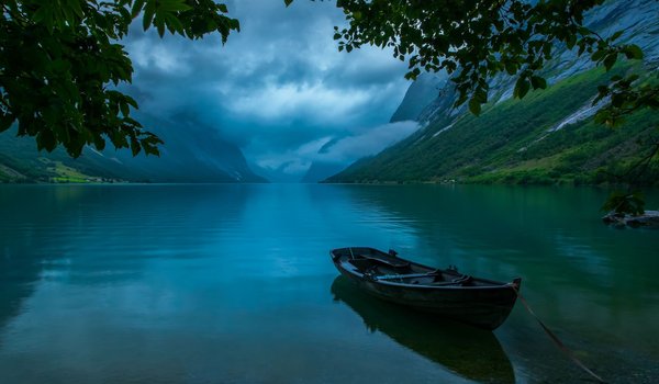 Обои на рабочий стол: boat, calm, clouds, evening, forest, horizon, lake, landscape, mountains, nature, plants, twilight, valley, вечер, горизонт, горы, долина, лес, лодка, облака, озеро, пейзаж, природа, растения, сумерки, штиль