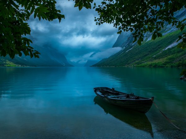 boat, calm, clouds, evening, forest, horizon, lake, landscape, mountains, nature, plants, twilight, valley, вечер, горизонт, горы, долина, лес, лодка, облака, озеро, пейзаж, природа, растения, сумерки, штиль