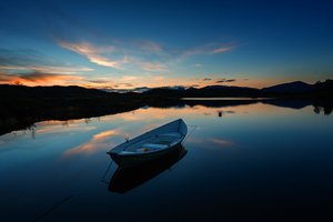 Обои на рабочий стол: boat, calm, clouds, evening, horizon, lake, landscape, mountains, nature, sky, sunset, twilight, вечер, горизонт, горы, закат, лодка, небо, облака, озеро, пейзаж, природа, сумерки, штиль