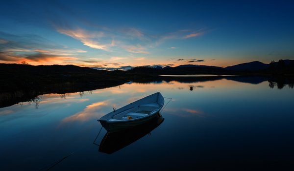 Обои на рабочий стол: boat, calm, clouds, evening, horizon, lake, landscape, mountains, nature, sky, sunset, twilight, вечер, горизонт, горы, закат, лодка, небо, облака, озеро, пейзаж, природа, сумерки, штиль