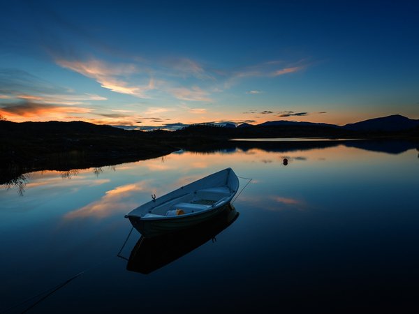 boat, calm, clouds, evening, horizon, lake, landscape, mountains, nature, sky, sunset, twilight, вечер, горизонт, горы, закат, лодка, небо, облака, озеро, пейзаж, природа, сумерки, штиль