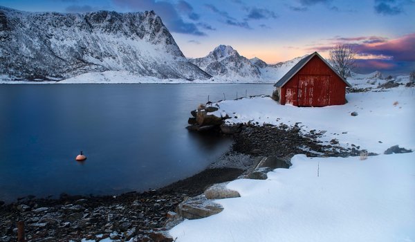 Обои на рабочий стол: Lofoten, norway, горы, дом, зима, Лофотенские острова, море, норвегия, снег, фьорд