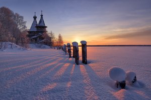 Обои на рабочий стол: зима, Карелия, Максим Евдокимов, пейзаж, природа, село, снег, тени, церквушка, Чёлмужи