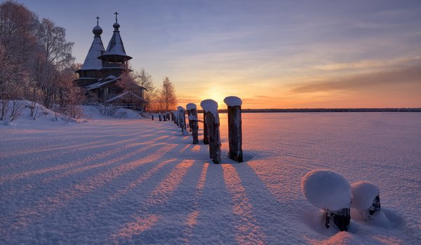 Обои на рабочий стол: зима, Карелия, Максим Евдокимов, пейзаж, природа, село, снег, тени, церквушка, Чёлмужи