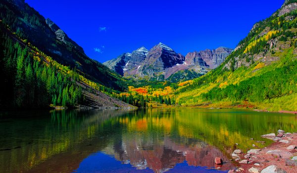 Обои на рабочий стол: Colorado, Elk Mountains, Maroon Bells, Maroon Lake, Rocky Mountains, вершины, горы, Колорадо, озеро, Озеро Марун, отражение, Скалистые горы
