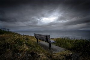 Обои на рабочий стол: берег, море, скамья