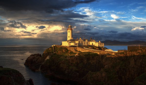 Обои на рабочий стол: Donegal, Fanad Head Lighthouse, Графство Донегол, закат, ирландия, маяк, море, пейзаж, скалы, тучи