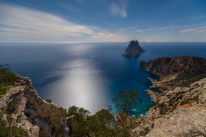 Обои на рабочий стол: Balearic Sea, Ibiza, spain, Балеарское море, водная гладь, Ивиса, испания, море, скалы