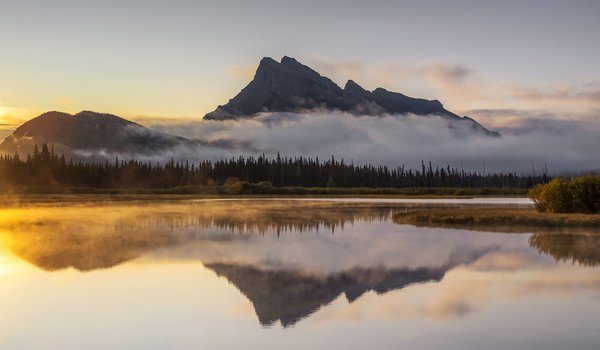 Обои на рабочий стол: Canadian Rockies, Morning Mist, Vermilion Lakes