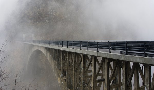 Обои на рабочий стол: bridge, fog, mountain, nature, tunnel, гора, мост, природа, туман, туннель