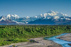 Обои на рабочий стол: alaska, Alaska Range, Denali National Park, Mount McKinley, аляска, Аляскинский хребет, гора Мак-Кинли, горы, лес, Национальный парк Денали, река