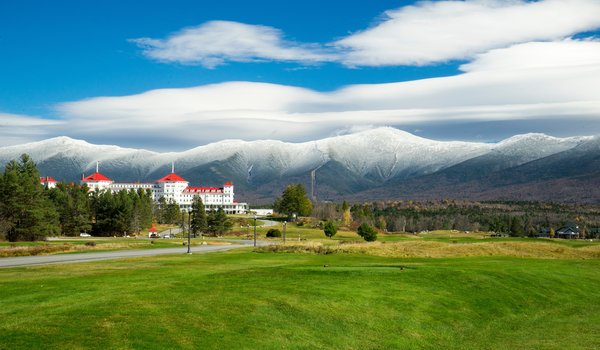 Обои на рабочий стол: Mount Washington Hotel, New Hampshire, горы, облака, сша