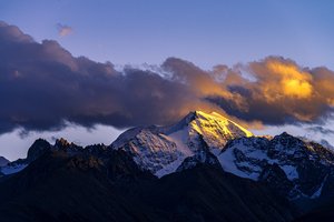 Обои на рабочий стол: clouds, evening, landscape, mountains, nature, sky, snow, snowy peaks, sunset, twilight