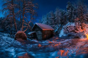 Обои на рабочий стол: Finland, Myllykoski, деревья, зима, избушка, костер, лес, Мюллюкоски, ночь, снег, Финляндия, хижина