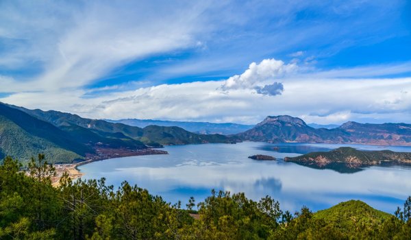 Обои на рабочий стол: clouds, far view, island, lake, landscape, mountains, nature, sky, trees, Yunnan