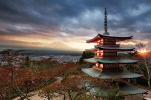 Обои на рабочий стол: Chureito red Pagoda, вулкан, гора, деревья, закат, лучи, небо, пагода, пейзаж, природа, солнце, токио, тучи, Фуджи, фудзияма, япония