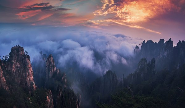 Обои на рабочий стол: горы, китай, лес, небо, облака, скалы, туман, утро