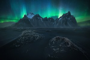 Обои на рабочий стол: горы, звезды, исландия, мыс, небо, ночь, пляж, северное сияние, Стокснес, фьорд, Хорнафьордюр