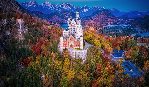 Обои на рабочий стол: bavaria, Bavarian Alps, germany, Neuschwanstein Castle, Schwangau, бавария, Баварские Альпы, германия, горы, замок, Замок Нойшванштайн, лес, осень, Швангау