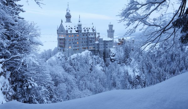 Обои на рабочий стол: bavaria, germany, Neuschwanstein Castle, Schwangau, бавария, германия, деревья, замок, Замок Нойшванштайн, зима, лес, снег, Швангау