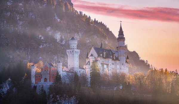 Обои на рабочий стол: bavaria, germany, Neuschwanstein Castle, Schwangau, бавария, германия, деревья, закат, замок, Замок Нойшванштайн, лес, осень, скала, Швангау
