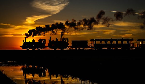 Обои на рабочий стол: вагоны, вода, дым, закат, нидерланды, отражение, паровозы, поезд, силуэт