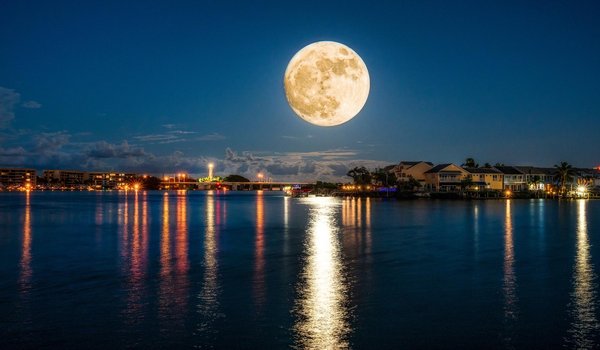 Обои на рабочий стол: bridge, buildings, city, clouds, horizon, landscape, moon, night, night city lights, reflections in water, river, sky, горизонт, город, здания, луна, мост, небо, ночь, облака, огни ночного города, отражения в воде, пейзаж, река