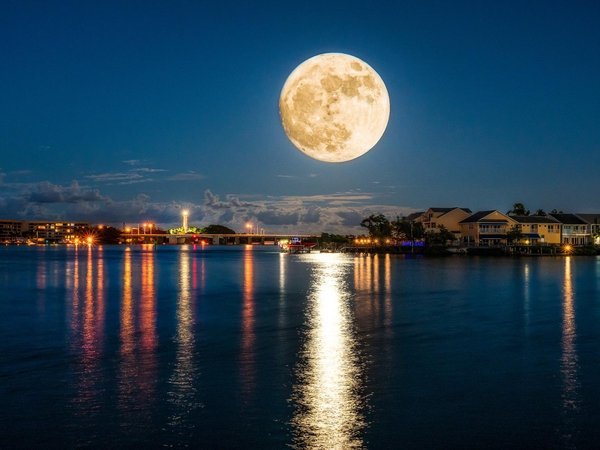 bridge, buildings, city, clouds, horizon, landscape, moon, night, night city lights, reflections in water, river, sky, горизонт, город, здания, луна, мост, небо, ночь, облака, огни ночного города, отражения в воде, пейзаж, река