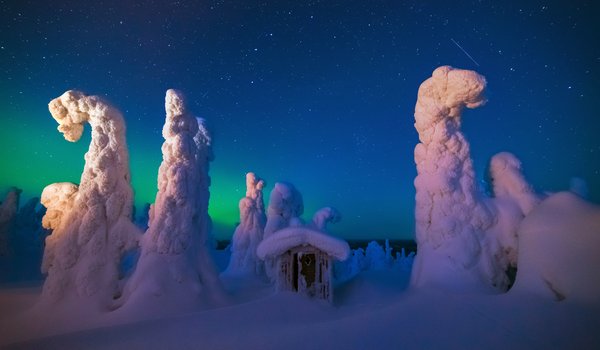 Обои на рабочий стол: звезды, зима, Лапландия, метеоры, небо, ночь, сарай, север, северное сияние, снег