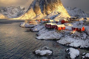 Обои на рабочий стол: горы, зима, Лофотенские острова, норвегия, посёлок, скалы, снег, фьорд