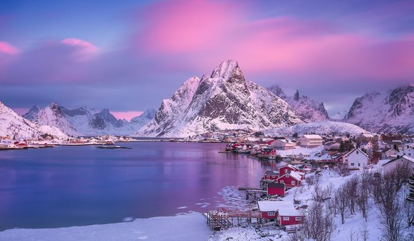 Обои на рабочий стол: городок, Лофотенские острова, норвегия, посёлок, розовое небо, свет, утро