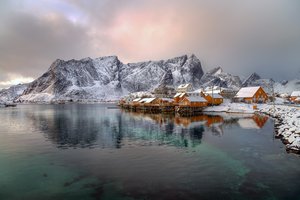 Обои на рабочий стол: горы, дома, зима, Лофотенские острова, норвегия, посёлок, фьорд