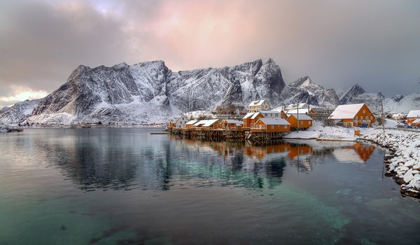 Обои на рабочий стол: горы, дома, зима, Лофотенские острова, норвегия, посёлок, фьорд