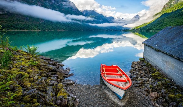 Обои на рабочий стол: берег, горы, лодка, норвегия, облака, пейзаж, природа, фьорд