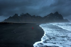 Обои на рабочий стол: горы, исландия, мыс, небо, облака, пляж, Стокснес, фьорд, Хорнафьордюр, человек