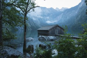 Обои на рабочий стол: Berchtesgaden, Obersee, Альпы, бавария, Берхтесгаден, германия, горы, камни, Оберзее, облака, озеро, пейзаж, природа, сарай, туман