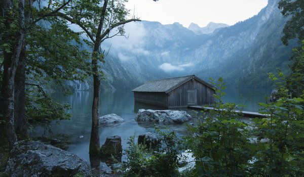 Обои на рабочий стол: Berchtesgaden, Obersee, Альпы, бавария, Берхтесгаден, германия, горы, камни, Оберзее, облака, озеро, пейзаж, природа, сарай, туман