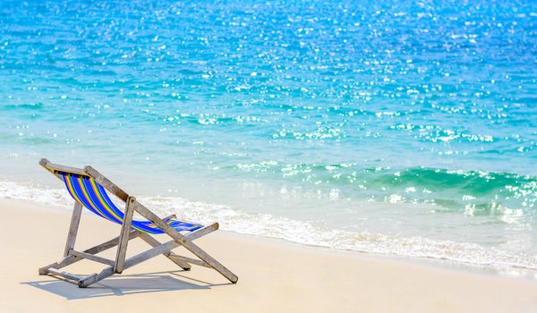 Обои на рабочий стол: beach, ocean, sand, sea, seascape, summer, wave, волны, лето, море, песок, пляж, шезлонг