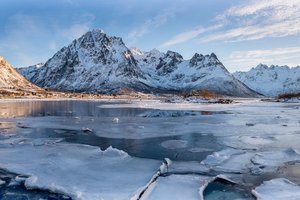 Обои на рабочий стол: clouds, ice, lake, landscape, mountains, nature, rocks, sky, snow, water, winter, вода, горы, зима, лед, небо, облака, озеро, пейзаж, природа, скалы, снег