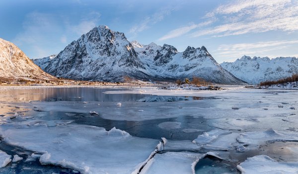 Обои на рабочий стол: clouds, ice, lake, landscape, mountains, nature, rocks, sky, snow, water, winter, вода, горы, зима, лед, небо, облака, озеро, пейзаж, природа, скалы, снег