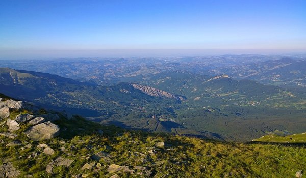 Обои на рабочий стол: monte Torricella, parco nazionale dell, Rescadore, горы, долина, италия, камни, лес, небо, поселения, трава