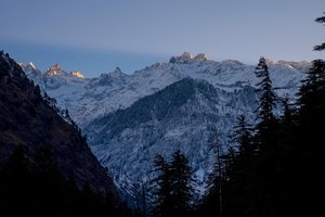Обои на рабочий стол: India, Parvati Valley, горы, деревья, долина Парвати, зима, индия, небо, природа, скалы, снег
