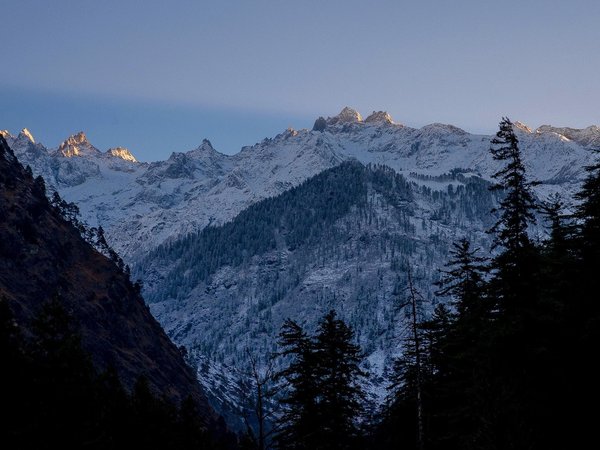 India, Parvati Valley, горы, деревья, долина Парвати, зима, индия, небо, природа, скалы, снег