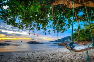 Обои на рабочий стол: Andaman Sea, Patong, Phuket, Thailand, Андаманское море, бутылки, деревья, качели, море, Патонг, песок, пляж, побережье, Пхукет, тайланд