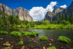 Обои на рабочий стол: Merced River, Yosemite National Park, горы, йосемити, камни, национальный парк, облака, пейзаж, природа, река, сша, трава